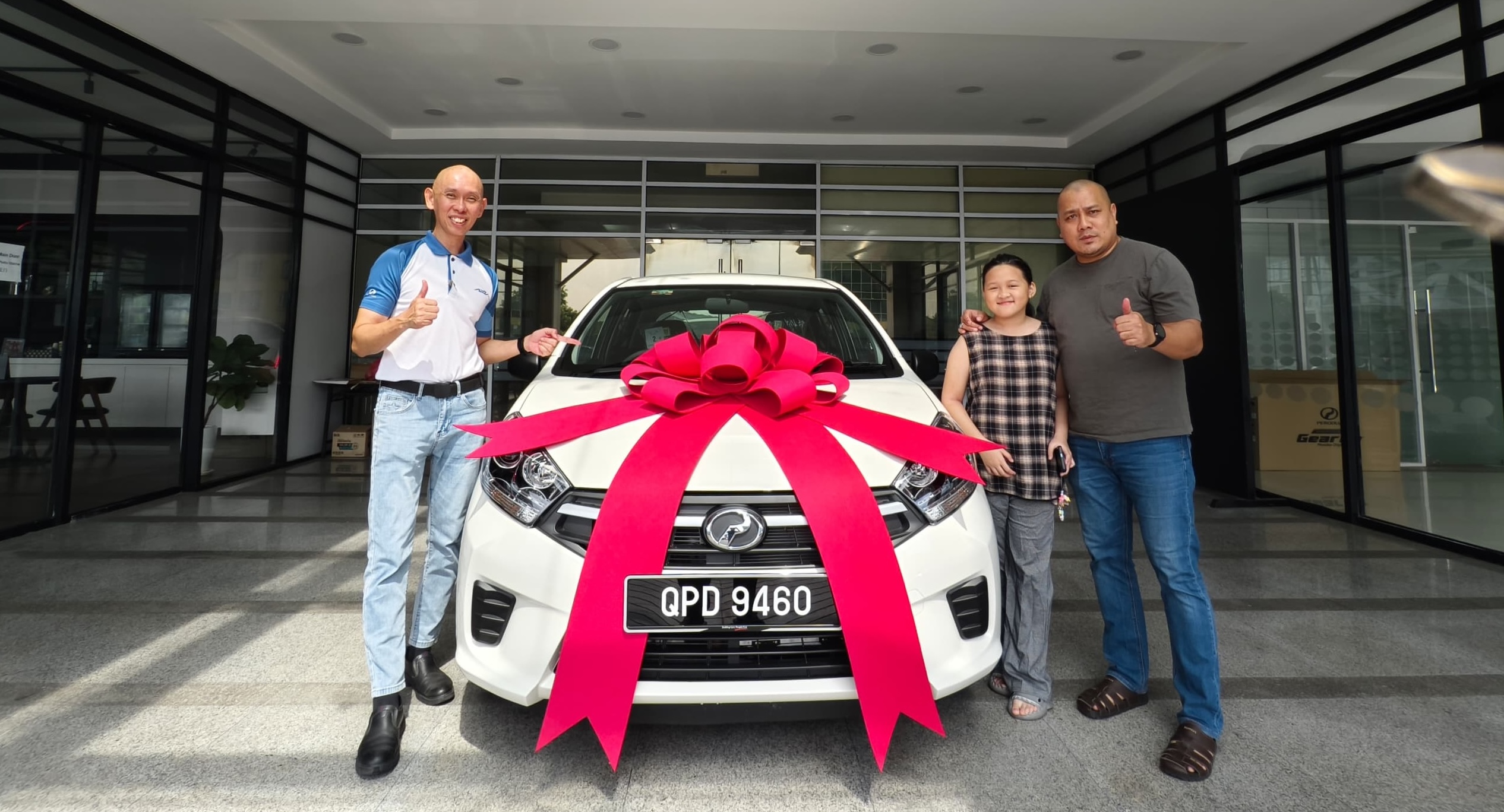 Pelanggan mengambil Perodua bersama Botak Chai di Kuching