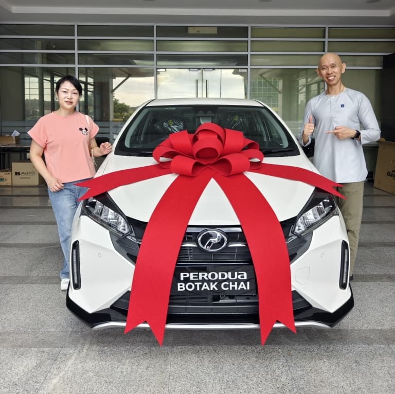 Pengambilan kereta pelanggan di bilik pameran Perodua Botak Chai, Kuching, gambar 1