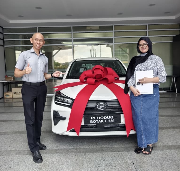 Pengambilan kereta pelanggan di bilik pameran Perodua Botak Chai, Kuching, gambar 2