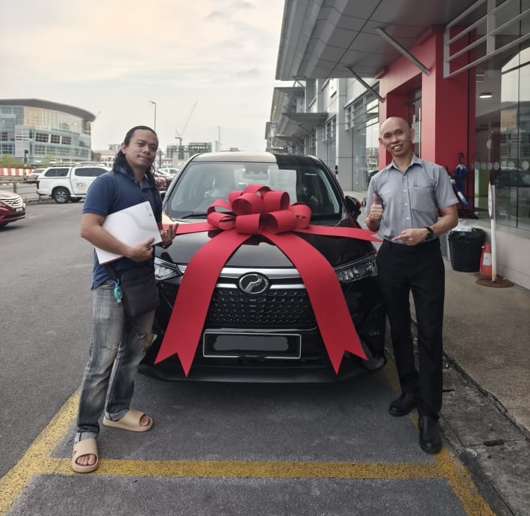 Pengambilan kereta pelanggan di bilik pameran Perodua Botak Chai, Kuching, gambar 3