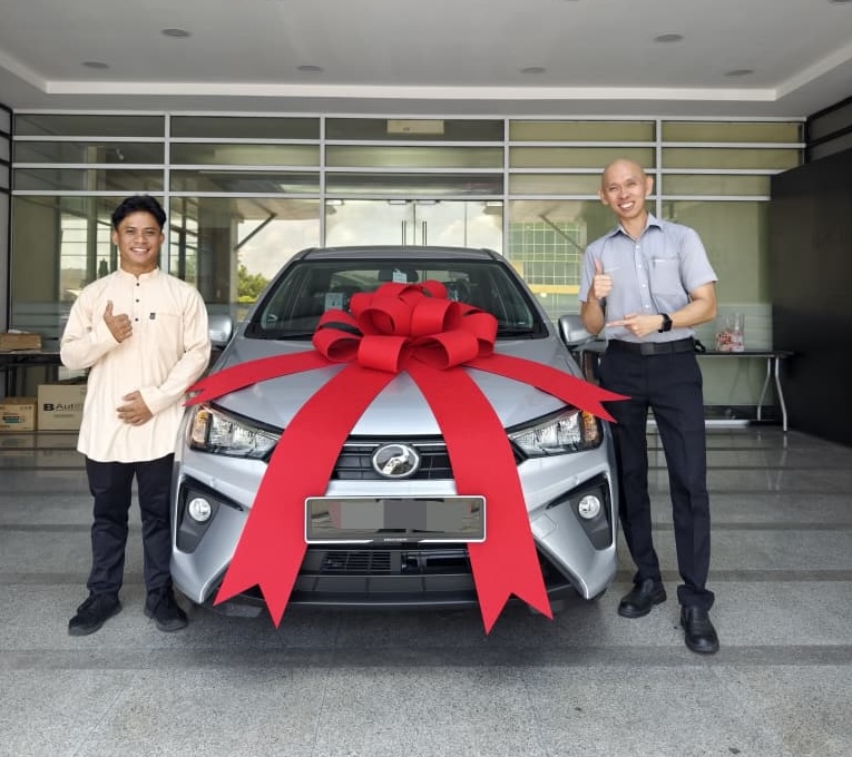 Pengambilan kereta pelanggan di bilik pameran Perodua Botak Chai, Kuching, gambar 4