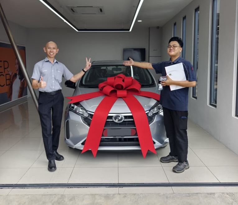 Pengambilan kereta pelanggan di bilik pameran Perodua Botak Chai, Kuching, gambar 5