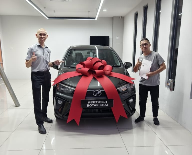 Pengambilan kereta pelanggan di bilik pameran Perodua Botak Chai, Kuching, gambar 6