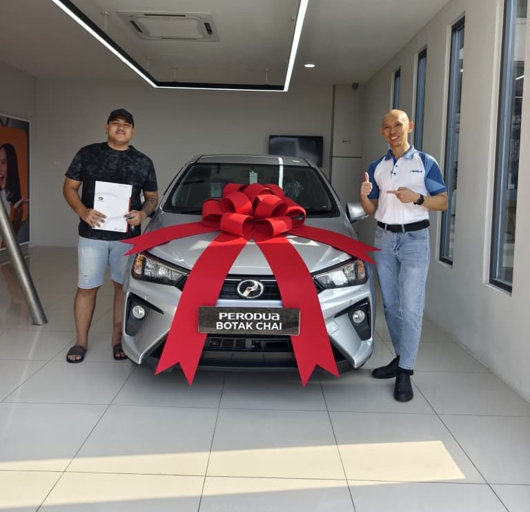 Pengambilan kereta pelanggan di bilik pameran Perodua Botak Chai, Kuching, gambar 7