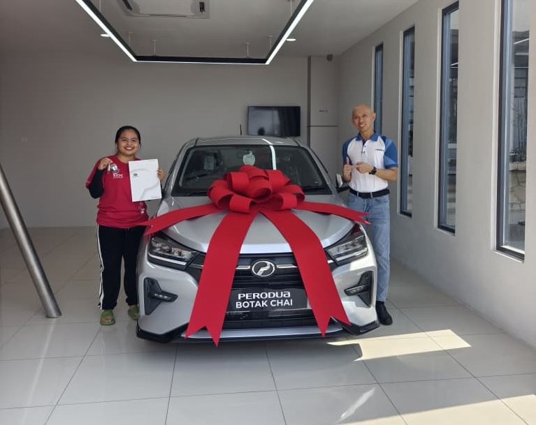 Pengambilan kereta pelanggan di bilik pameran Perodua Botak Chai, Kuching, gambar 9